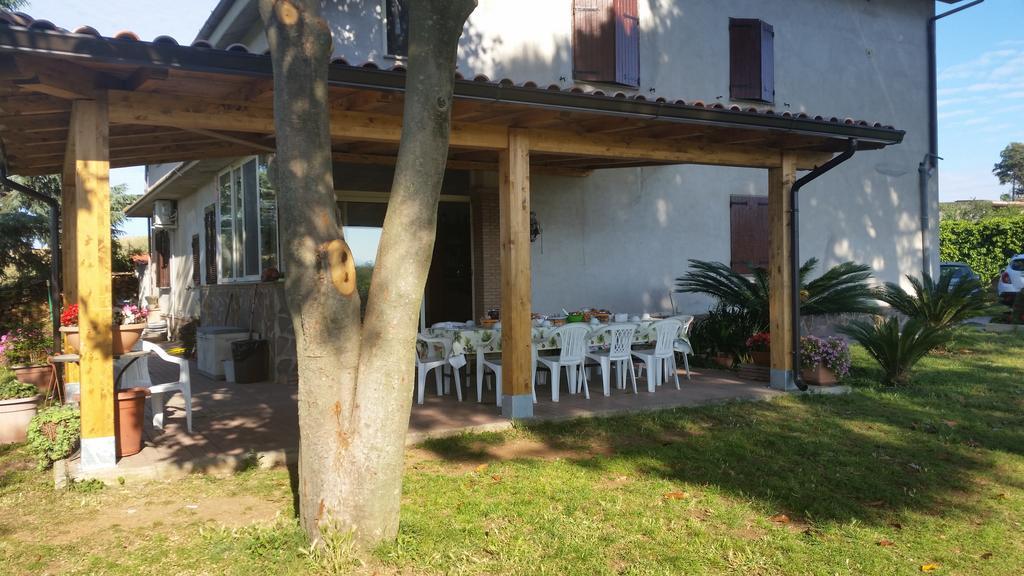 La Finestra Sul Cortile Panzió Pomezia Kültér fotó